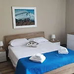Violet House. Prázdninový dům *
