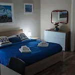 Violet House. Σπίτι διακοπών Κατάνια
